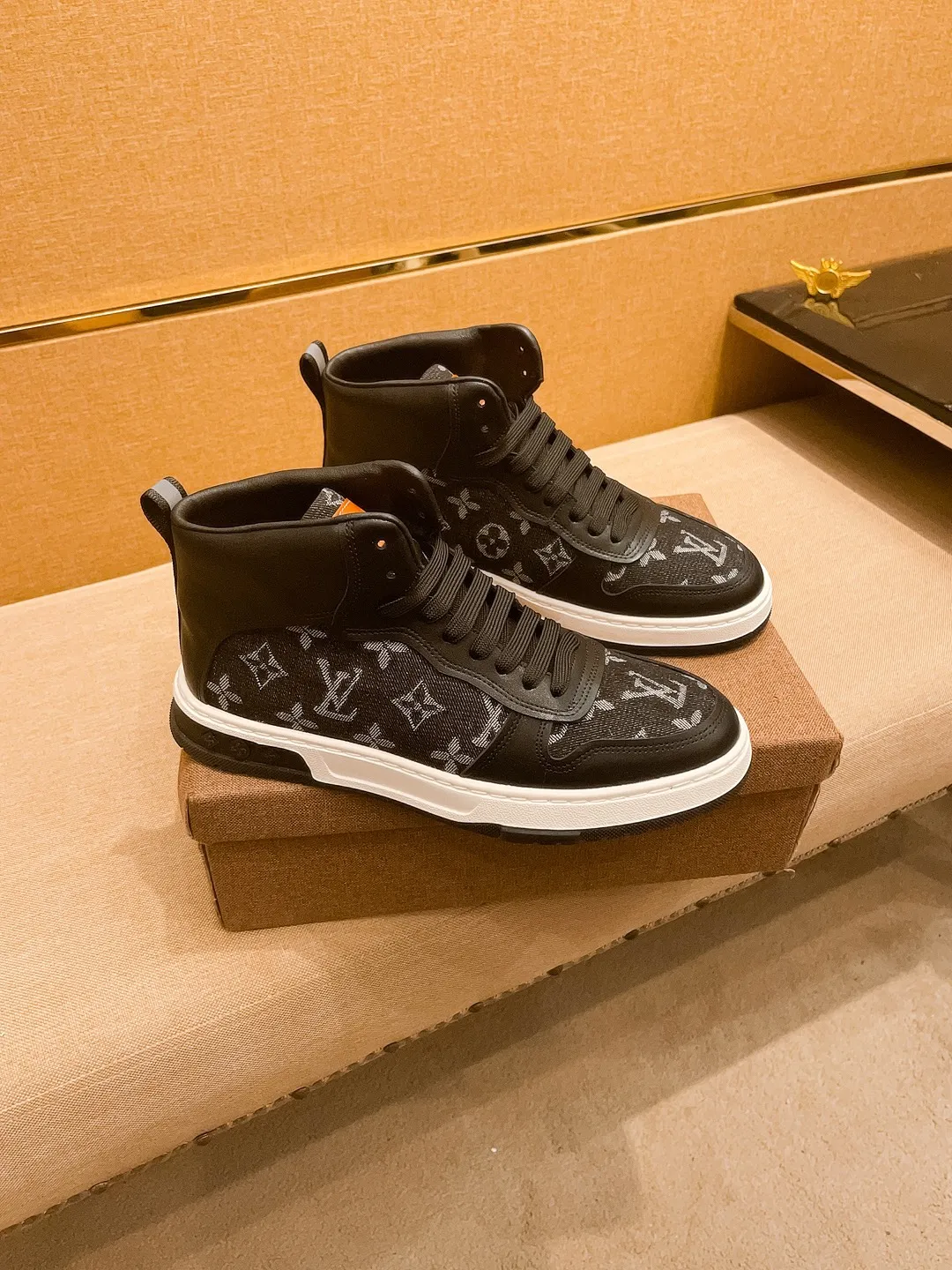 Men's shoes 💰 440💰【 LV 】🔥 Louis Vuitton, high-end men's shoes brand, official website 1:1 latest masterpiece: the upper is made of first-layer cowhide imported from Italy with a comfortable and breathable lining➕original non-slip and wear-resistant outsole🔥, making walking more convenient and comfortable! An exclusive new model, a stunning work, a beautiful 1:1 replica [color] compared to the official quality! Create a fashionable personality to set off your uniqueness! A must-have for trendy men! Classic🔥Size: 38-44 Color: 🔥Multiple colors available🔥
